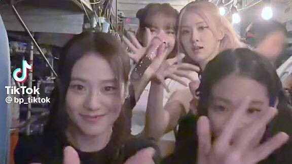 flower jisoo with blackpink❤