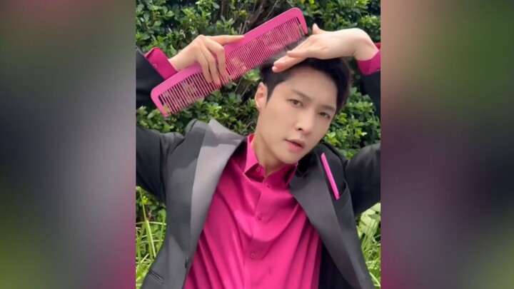 Có thể thấy Trương Nghệ Hưng rất hài lòng với chiếc lược này hahahaha