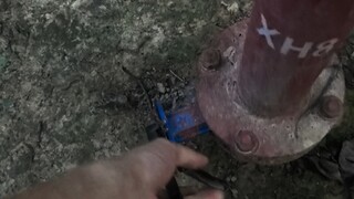 Saat mendaki gunung, aku melihat keran air dengan desain unik, dan tangan gatalku pun memutarnya sek