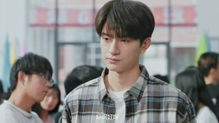 【昔有琉璃瓦预告】林一陪陈钰琪来大学报道，新生的大二学长莫海，莫海对小雪非常热情，素年看着相谈甚欢的两人，眼神里的醋味儿隔着屏幕都挡不住