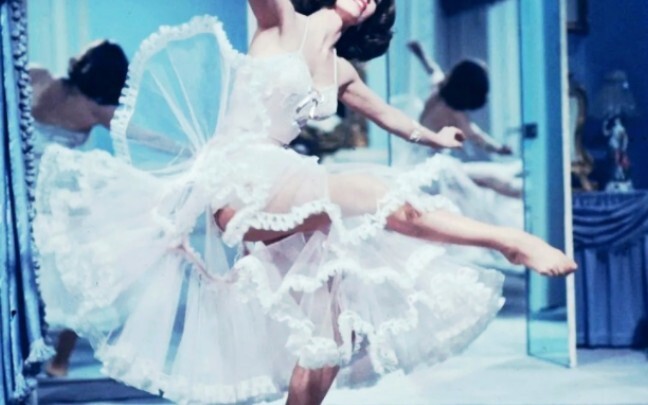 Vạt váy tinh xảo xếp lớp, bồng bềnh như mây như khói — bạn hoàn toàn có thể tin tưởng vào gu thẩm mỹ