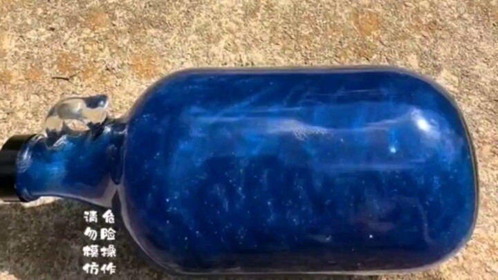 مسابقة تفجير الزجاجات المتدحرجة على الدرج