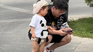 粗心爸爸错把婕妈巾当纸尿裤，网友：爸爸带娃，活着就好