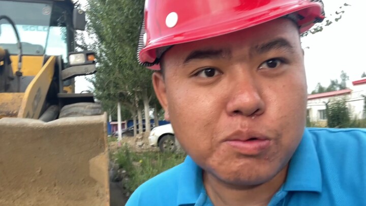 Kỹ sư xây dựng: Trông anh già hơn nhiều rồi.