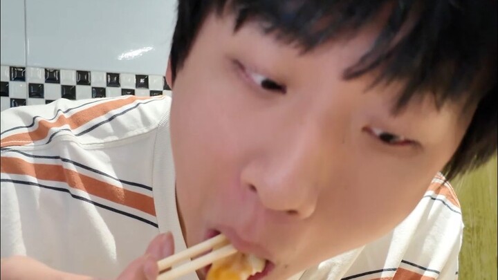 Ceiling-high rice noodle rolls? A handsome guy’s giving them a try!
