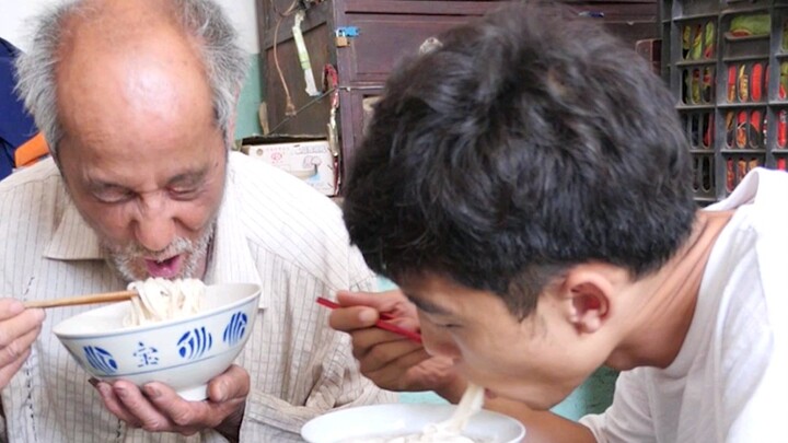 A spoonful of vinegar and half a spoonful of salt are all the seasonings for the old man's noodles. 