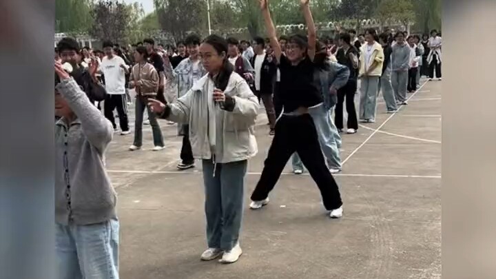 That’s why she’s the only one in the whole school wearing short sleeves—she’s just brimming with yan