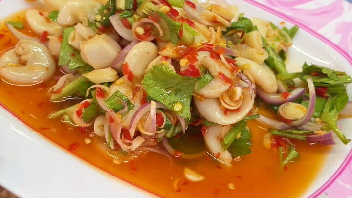 Thai Cuisine: Half-Dark Intestine Sashimi and Cold Spicy Intestine Salad Surprisingly Delightful!