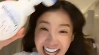 Lee Si Young vui mừng quá sau khi mua được xà phòng rửa tay hình bông hoa, hahahahahahahaha!!