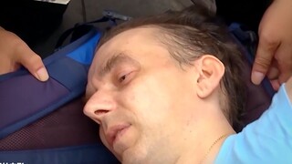 外国男子在上海晕倒，身边围满了热心群众，还有人负责翻译