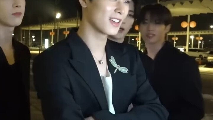 Hậu trường của buổi biểu diễn ở hộp đêm trưởng thành lại khiến chú vịt bối rối đến mức phải la hét.