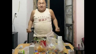 Lengzi menunjukkan A Niu menyedot siput dalam siaran langsung, kakak gemuk yang ramah dan baik hati 