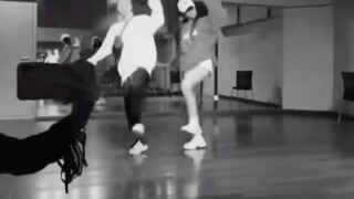 A dance by Liu Yuxin and Kong Xueer [full version]