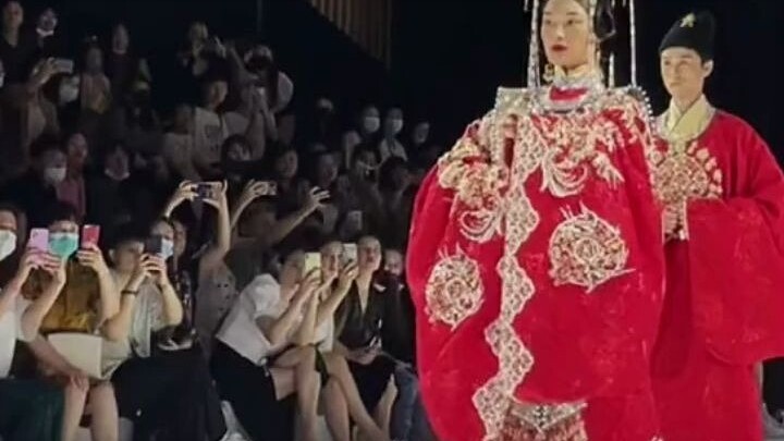 我们中式婚礼的十里红妆 凤冠霞帔，哪里输给国外的婚纱钻戒了？