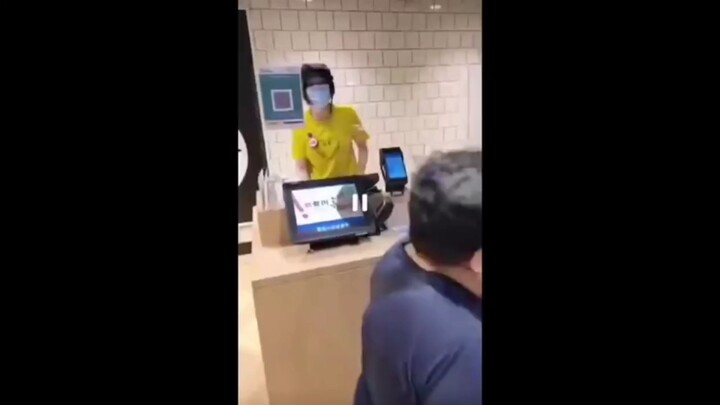 “ฉันคือพ่อแก!” หัวเราะ滚地