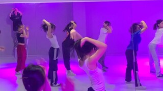 有没有人认识穿老头背心的女生 跳舞总是放炮
