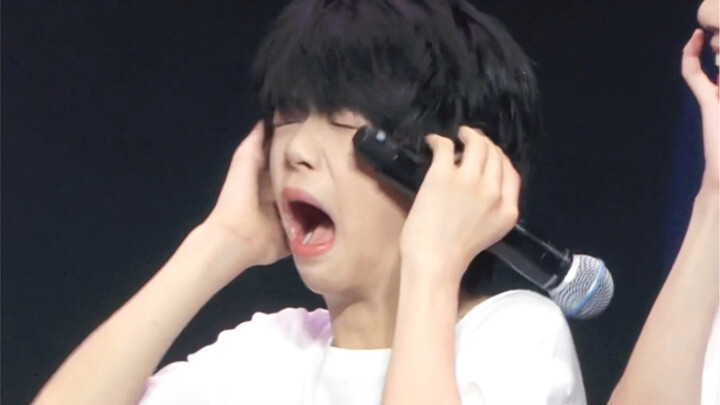 น้องน้อยที่โดนไฟฟ้าช็อตจากหูฟัง •̩̩̩̩ᯅ•̩̩̩̩ หน้าแมวน้อยย่นไปหมดแล้ว!