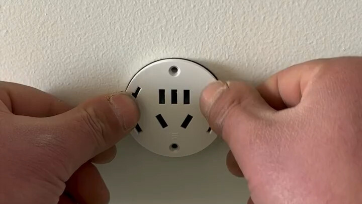 Ổ cắm giấu được thì gọi là ổ cắm tàng hình, còn ổ cắm không giấu được thì chỉ có thể gọi là “tàng hì