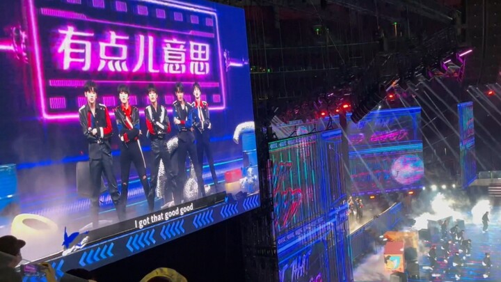 [TF Family 3rd Generation Concert] Fan-shot on the big screen of a cover of Lu Han’s “A Little Inter