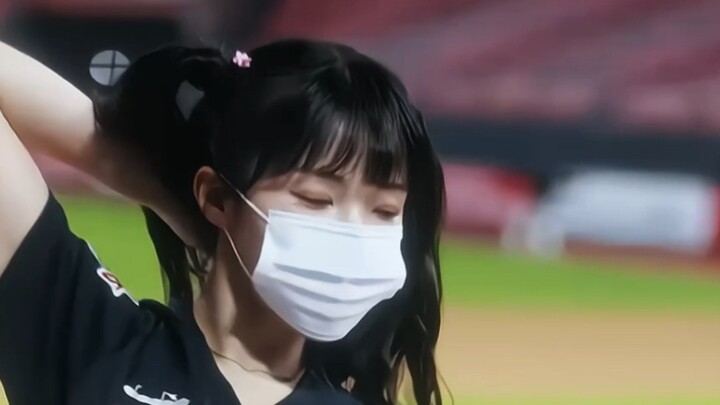 Cheerleader Li Duohui speed dance