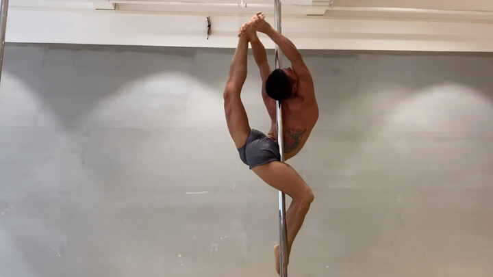 The show of a master of pole dancing in China