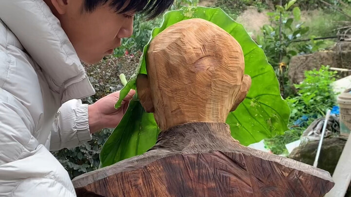 التفتُّ وانهمرت دموعي