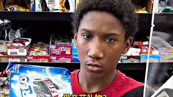 Người chủ cửa hàng tốt bụng này cứ gặp những em học sinh có thành tích tốt, tiến bộ thì lại thưởng c