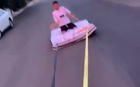 Skeppy yang sedang menuju ke rumah BBH