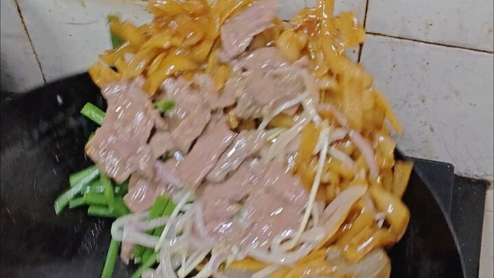 Everyone, take a look—can I start selling this dry-fried beef rice noodle dish yet?
