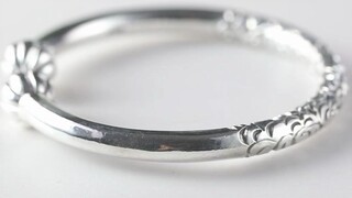 كل فتاة لديها سوار فضي على معصمها الأيسر