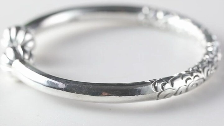 Setiap gadis memiliki gelang perak di pergelangan tangan kirinya