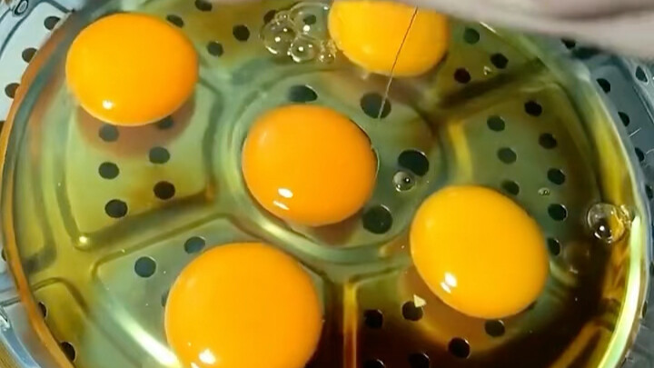 Hahaha, at first I didn’t see clearly—why didn’t the egg fall through!