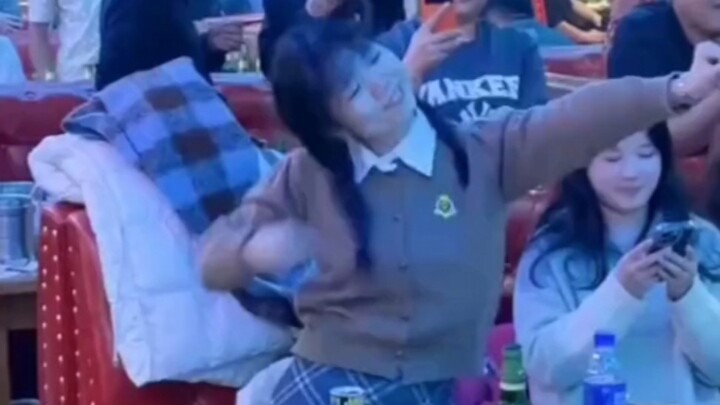 Kentang kecil imut dari selatan menari dengan semangat di tempat, membuat abang dari Timur Laut tert