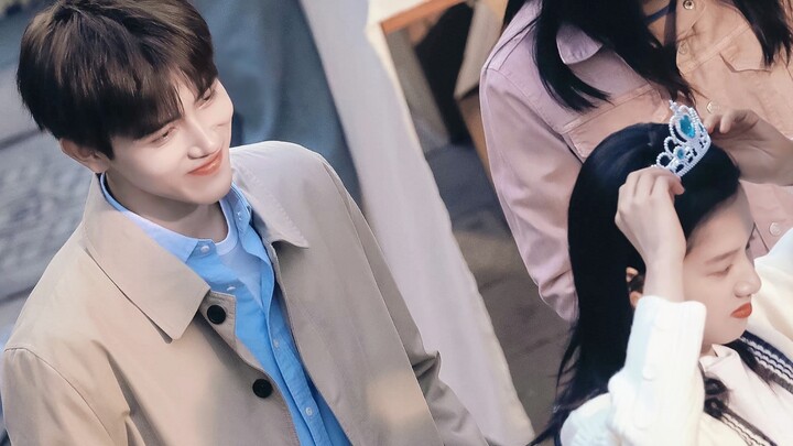 Trên gương mặt anh ấy dường như đang viết: “Có người yêu mình”