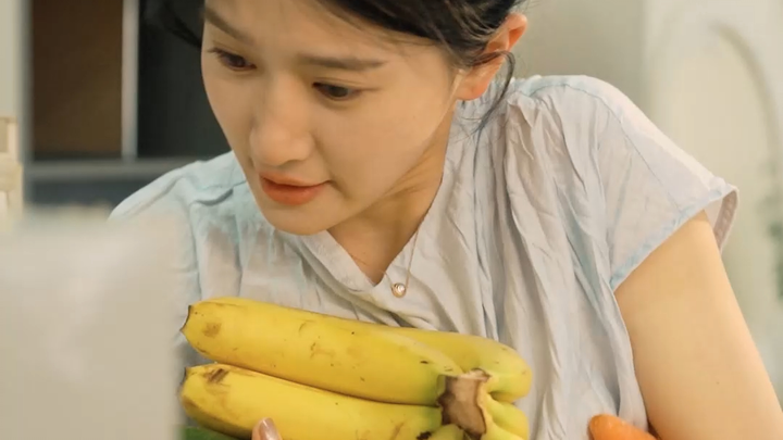 مهما مر الزمن يبقى الأب هو الملاذ الآمن لابنته...