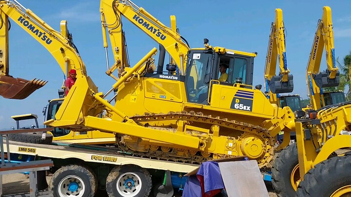 #Bulldozer going up to Selfload truck