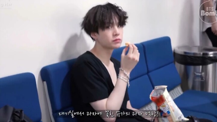 【BTS】Min SUGA nhâm nhi đồ ăn vặt trong phòng chờ hậu trường – Người đẹp trai thì ngay cả lúc ăn vặt 