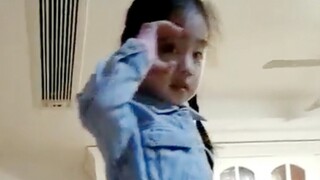 Adikku yang berumur 4 tahun menonton lagu debut NMIXX "OO" dengan cepat setelah menontonnya tiga kal