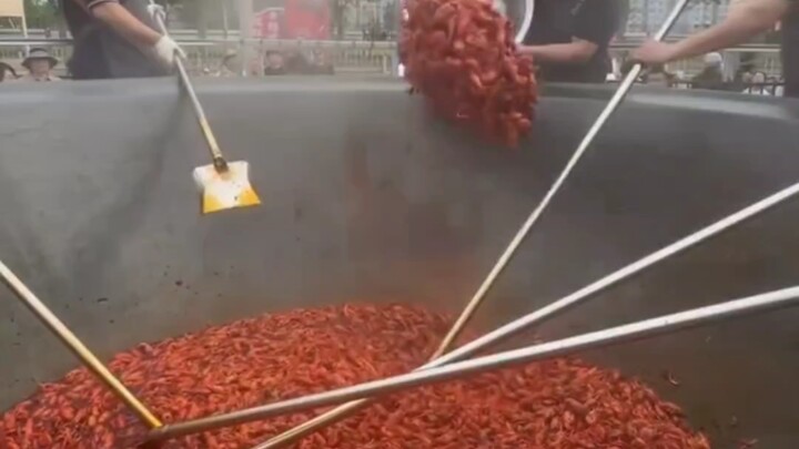 Stir-frying crayfish for ten thousand people in a three-meter-wide wok