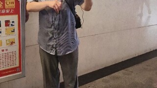 عند مدخل مترو قوانغتشو تيانهتشنغ، صادفت رجلاً عجوزًا يعزف على الكمان ويعزف على ليمون