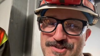 How much does an electrician apprentice in the United States earn in a week?