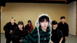 Mu Zhicheng's "First Confession" practice room version with makeup and styling