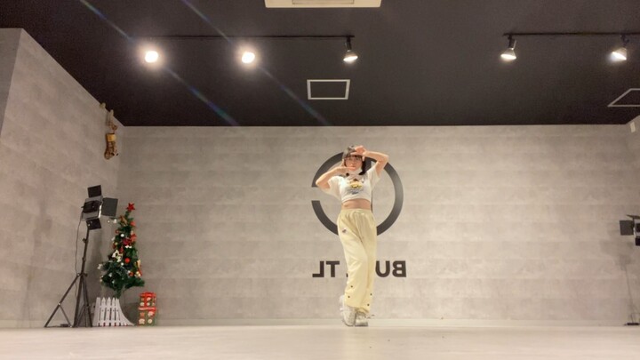 น่าจะเป็นเวอร์ชันห้องซ้อมเต้นร้องแบบเปิดไมค์ทั้งหมด (แม้ว่าจะร้องแค่ไม่กี่ประโยค) อันอานน่ารักมาก! ท