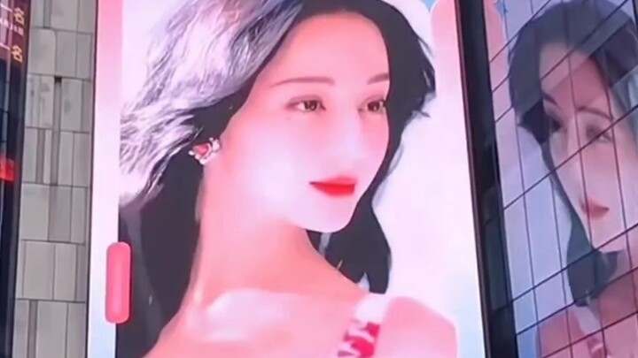 Wow! She really looks like a top star. Dilraba Dilmurat’s birthday party was awesome.