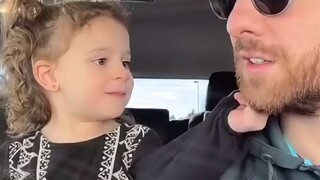الأب يحلق لحية ابنته