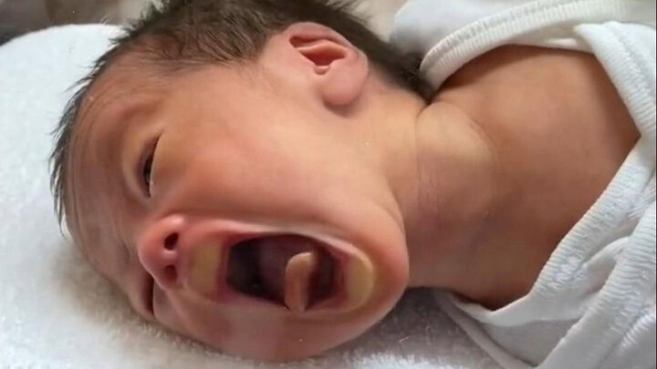 Em bé bảo: “Con muốn bú sữa, con đói phát điên rồi!” Cảnh tiếp theo còn hài hước hơn nữa!