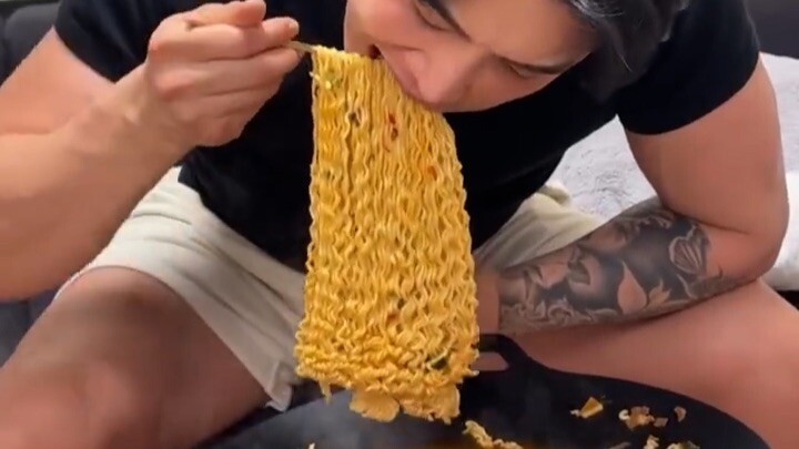 How Truck Drivers Eat Instant Noodles…