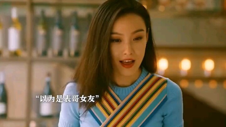 Vợ mới chỉ hơn con gái vài tuổi, ông bố này đúng là biết hưởng thụ!