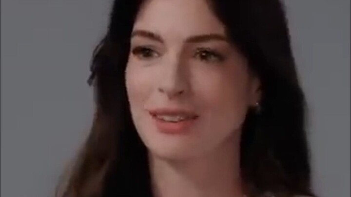 آني هاثاواي، أنتِ حقًا بارعة! عندما نسيت إميلي بلانت التوقيت الدقيق للمرة الأولى التي التقت فيها بال