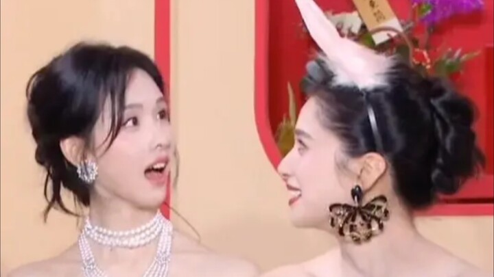 Chen Duling and Zhang Jingyi with cat ears